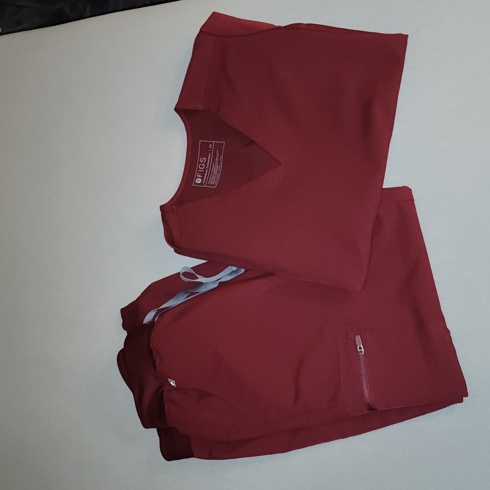 Figs burgundy scrub set